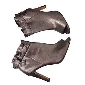 Louise Et CIE Leather Suede Silver Gray Metallic Ruffle Ankle Booties With bow